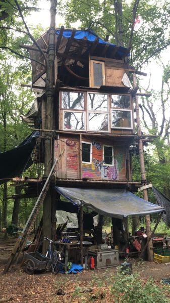 File:Nolo Waldhaus Hambacher Forst.jpg